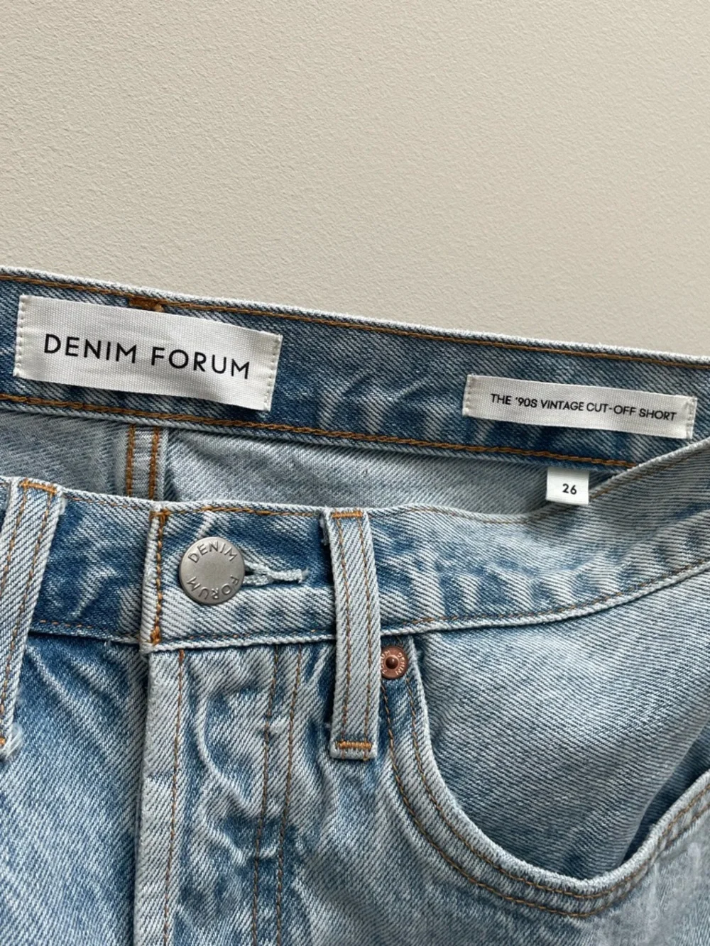 Aritzia Denim Forum The ‘90s Vintage Cut-Off Short 2” Light Wash Denim Shorts